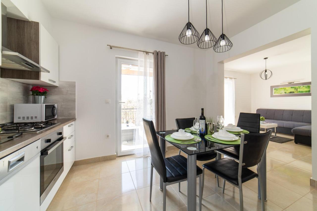 Villa Sun Garden - 4 Star Villa With Heated Swimming Pool, Quiet Bay, Bbq, 50M From The Sea Milna  Exterior photo