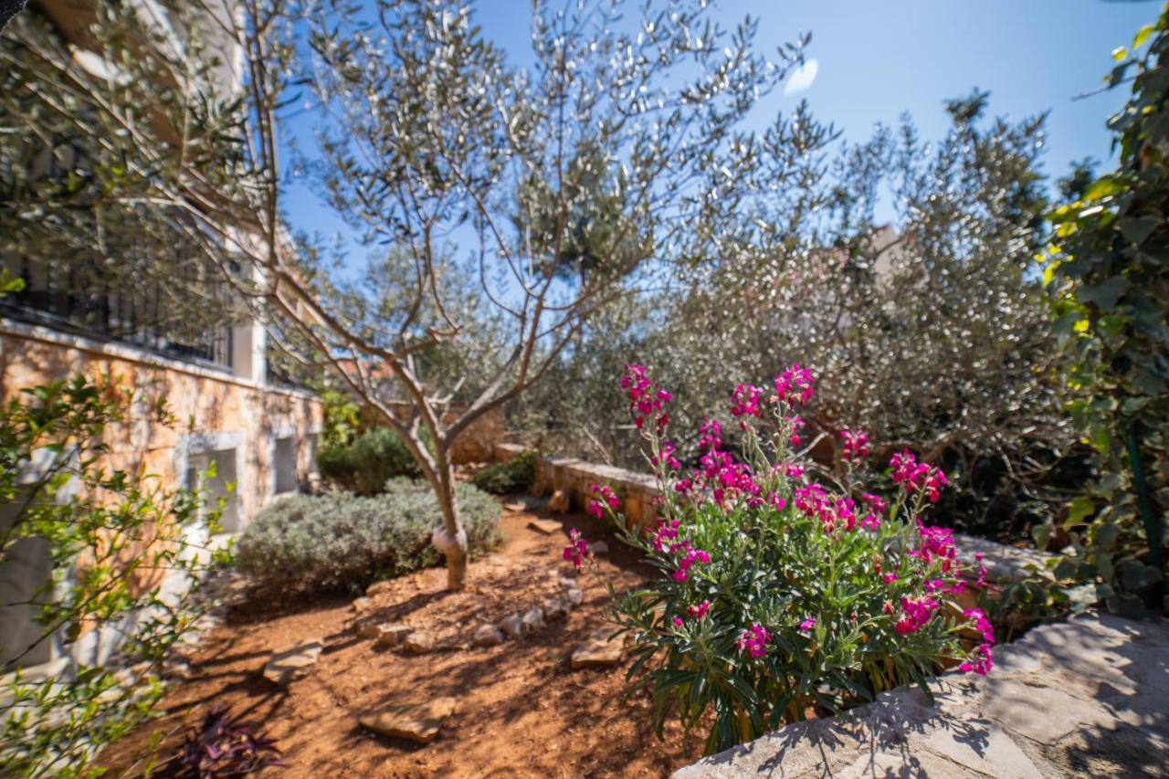 Villa Sun Garden - 4 Star Villa With Heated Swimming Pool, Quiet Bay, Bbq, 50M From The Sea Milna  Exterior photo