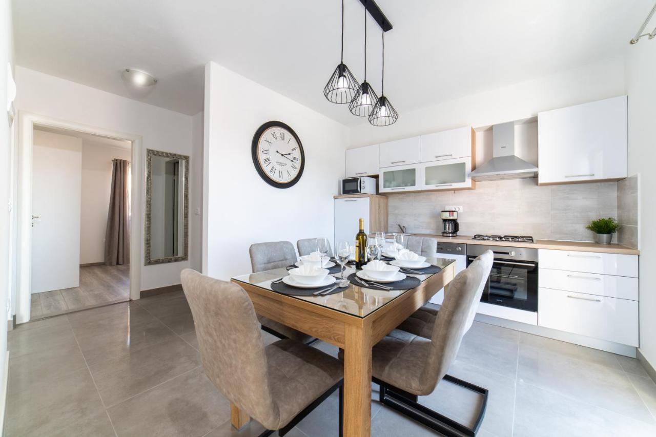 Villa Sun Garden - 4 Star Villa With Heated Swimming Pool, Quiet Bay, Bbq, 50M From The Sea Milna  Exterior photo