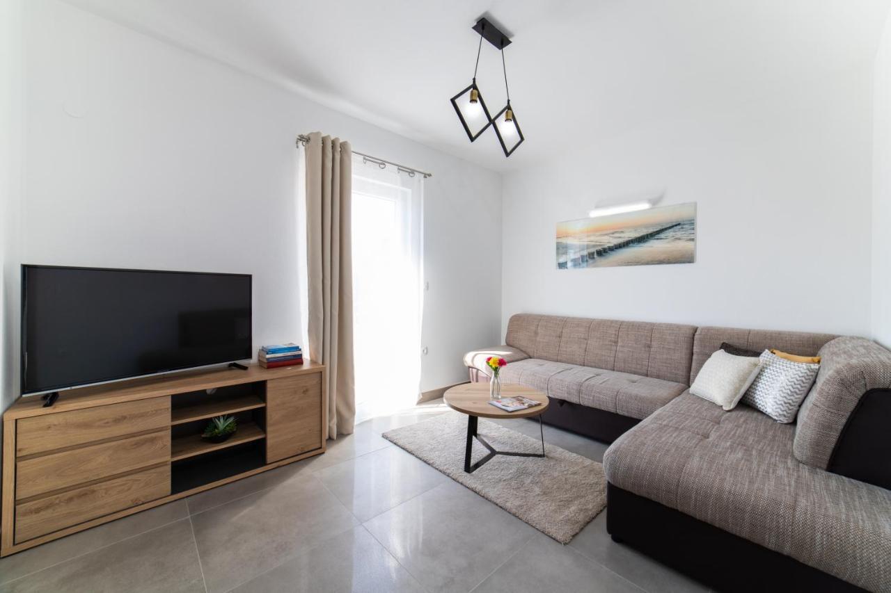 Villa Sun Garden - 4 Star Villa With Heated Swimming Pool, Quiet Bay, Bbq, 50M From The Sea Milna  Exterior photo